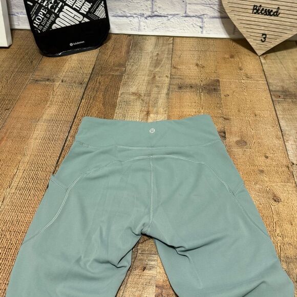 Lululemon Invigorate High-Rise Tight 25"
Misty Glade size 6 - Picture 9 of 14
